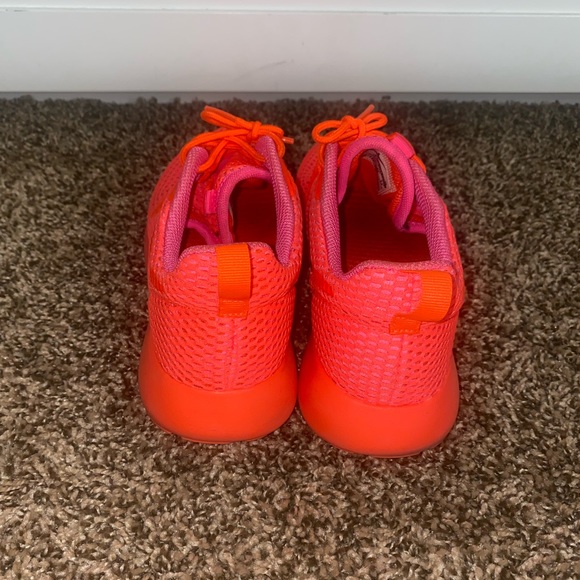 Nike Roshe One Hyperpink sz 7 - Picture 3 of 6